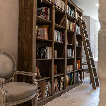 La Maison De Livia, Gite, Et Table D'hotes, Entre Uzes Et Nimes ゲストハウス 4*
