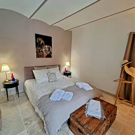 Pensjonat La Maison De Livia, Gite, Et Table D'hotes, Entre Uzes Et Nimes 3*