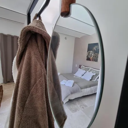 La Maison De Livia, Gite, Et Table D'hotes, Entre Uzes Et Nimes ゲストハウス 4*
