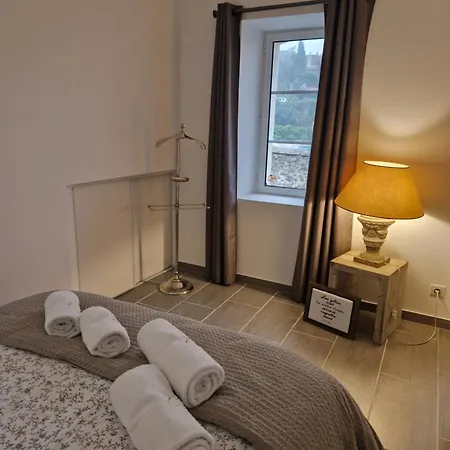La Maison De Livia, Gite, Et Table D'hotes, Entre Uzes Et Nimes ゲストハウス 4*