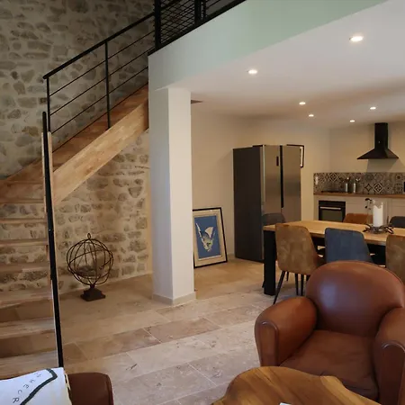 Konukevi La Maison De Livia, Gite, Et Table D'hotes, Entre Uzes Et Nimes 4*