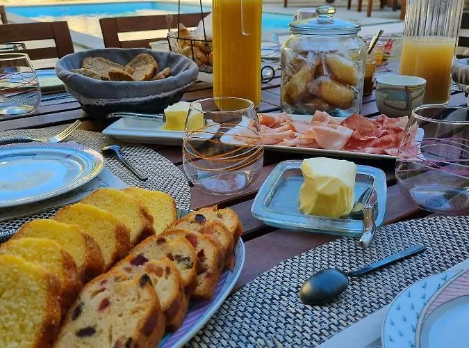 La Maison De Livia, Et Table D'hôtes 3*