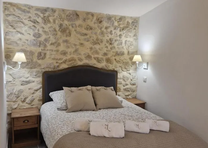 Guest house La Maison De Livia, Gite, Et Table D'hotes, Entre Uzes Et Nimes